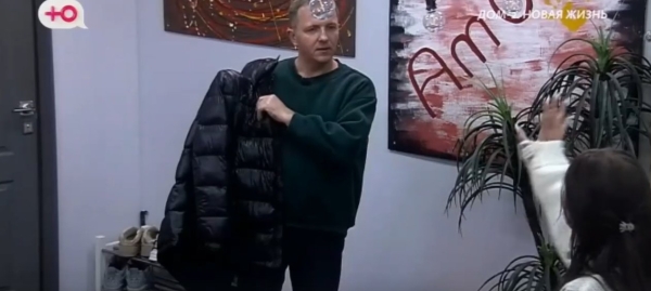 Илья Яббаров дарит Тепловодской цветы за молчание