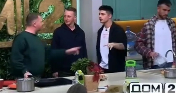 Артём Гавришов встал на колени перед Вероникой Гракович Артём Гавришов встал на колени перед Вероникой Гракович