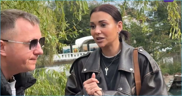 Елена Тепловодская приняла от Рахимовой звание «цветочной лохушки» Елена Тепловодская приняла от Рахимовой звание «цветочной лохушки»