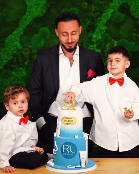 Арай Чобанян отмечает 33-летие с двумя сыновьями