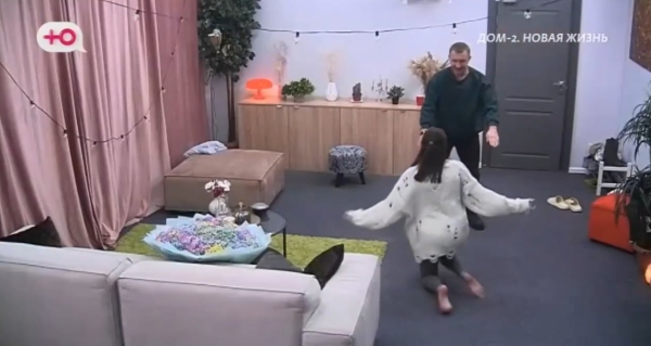 Илья Яббаров дарит Тепловодской цветы за молчание