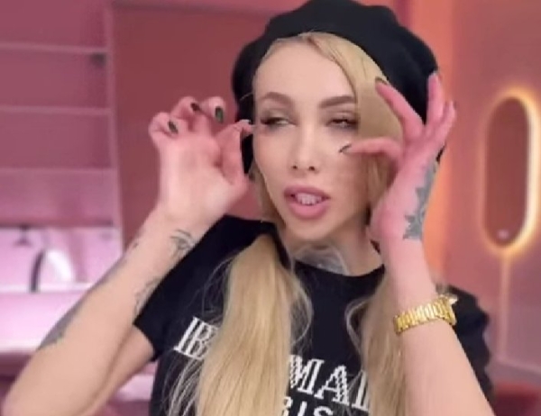 Клавдия Безверхова отказалась от разборок с мамой в эфире "Пусть говорят" Клавдия Безверхова отказалась от разборок с мамой в эфире "Пусть говорят"