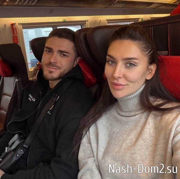 Фанаты Романа Капаклы считают, что его мама и жена поссорились Фанаты Романа Капаклы считают, что его мама и жена поссорились