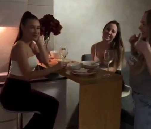 Дмитрий Луковкин в своей берлоге приютил Дорожкину с подругами Дмитрий Луковкин в своей берлоге приютил Дорожкину с подругами