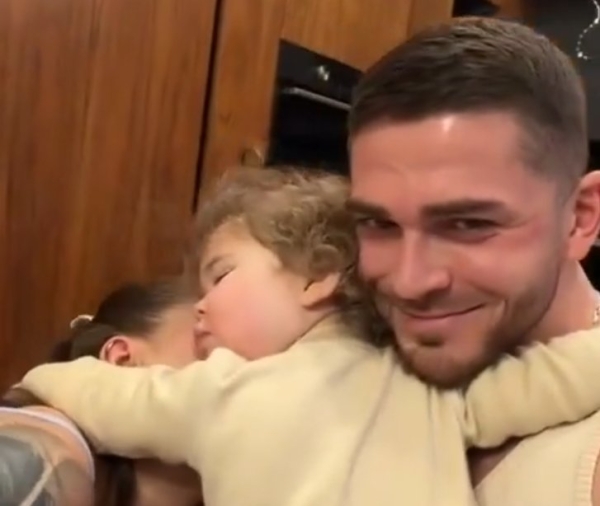 Роман Капаклы назвал свою дочь Мию "мини-отморозком" Роман Капаклы назвал свою дочь Мию "мини-отморозком"