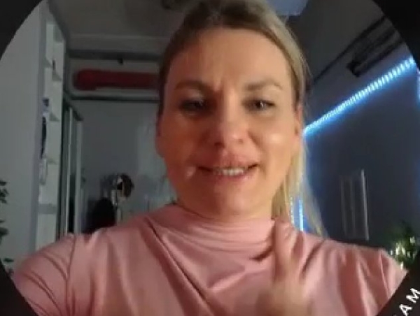 Вероника Гракович нарядила с любовником Артёмом ёлочку Вероника Гракович нарядила с любовником Артёмом ёлочку