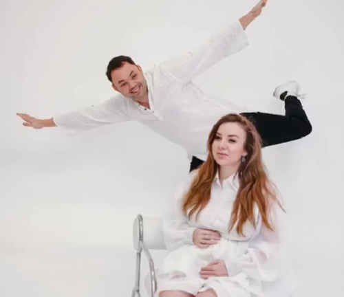 Александр Гобозов сообщил, что его беременная жена стала "пузатым генералом"