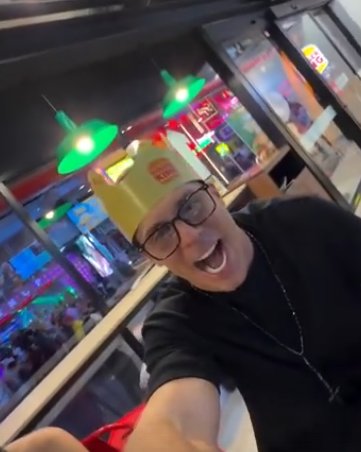 Евгений Кузин отмечает свой день рождения с Барзиковым в Таиланде Евгений Кузин отмечает свой день рождения с Барзиковым в Таиланде