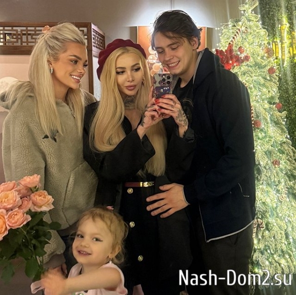 Роман Шкуро познакомил Клавдию Безверхову со своей мамой Роман Шкуро познакомил Клавдию Безверхову со своей мамой