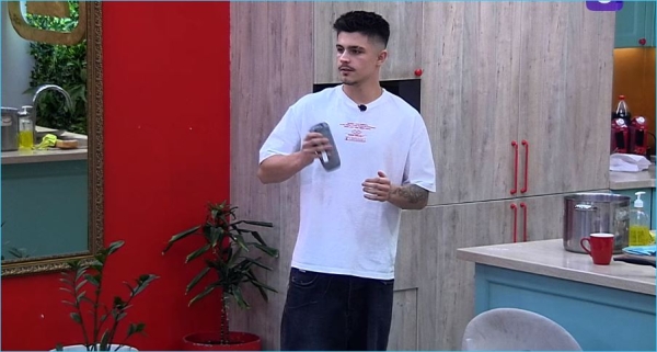 Никита Гуранда оправдывается в сети за потасовку с Романом Кузиным Никита Гуранда оправдывается в сети за потасовку с Романом Кузиным