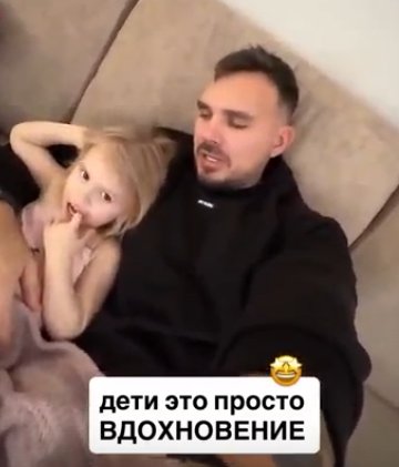 Муж Нелли Ермолаевой отдыхает с друзьями, пока она катается на сноуборде Муж Нелли Ермолаевой отдыхает с друзьями, пока она катается на сноуборде