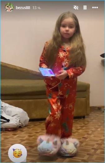 Алексей Безус решил познакомить своих дочерей Мию и Афину Алексей Безус решил познакомить своих дочерей Мию и Афину