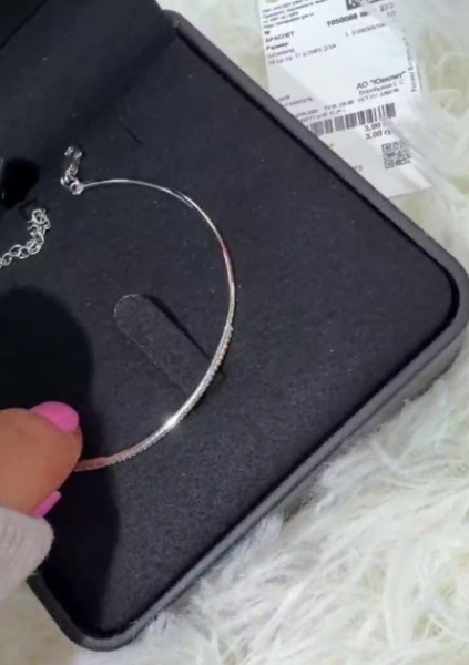 Элина Рахимова вместе с букетами получает от поклонников дорогие украшения Элина Рахимова вместе с букетами получает от поклонников дорогие украшения