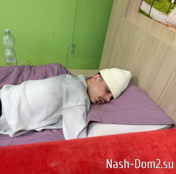 Ведущие Дома-2 проводят на поляне очередной эксперимент Ведущие Дома-2 проводят на поляне очередной эксперимент