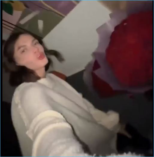 Милана Коломеец гордится букетами цветов, подаренных Ильей Яббаровым Милана Коломеец гордится букетами цветов, подаренных Ильей Яббаровым