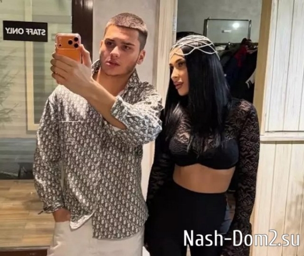 Арсений Колеганов пригласил на свидание Элину Рахимову Арсений Колеганов пригласил на свидание Элину Рахимову