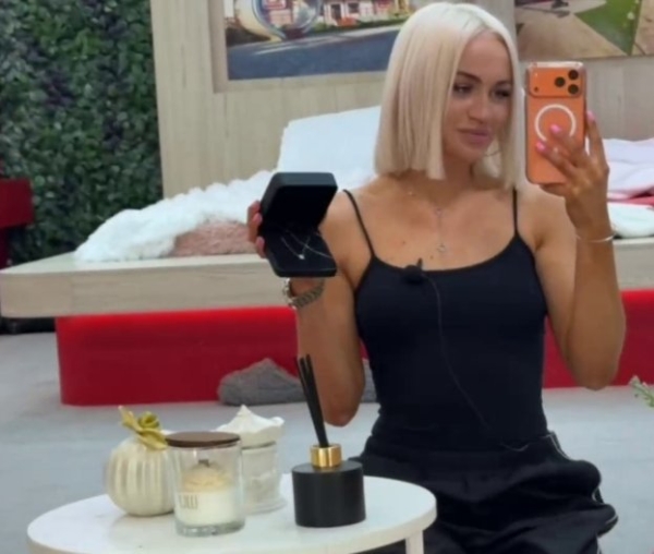 Элина Рахимова вместе с букетами получает от поклонников дорогие украшения Элина Рахимова вместе с букетами получает от поклонников дорогие украшения