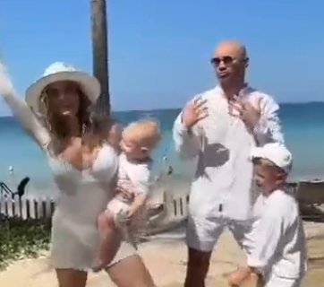 Андрей Черкасов просит зрителей Дома 2 жаловаться другим ведущим - он в отпуске Андрей Черкасов просит зрителей Дома 2 жаловаться другим ведущим - он в отпуске