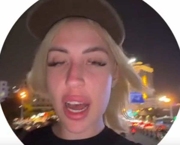 Кенели Сайкс пожалела о том, что взяла с собой маму в Китай Кенели Сайкс пожалела о том, что взяла с собой маму в Китай