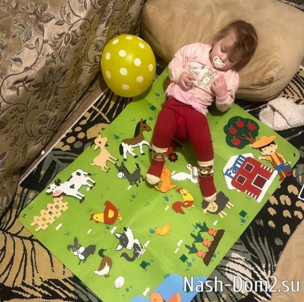 Фанатки Евстроповой одаривают подарками её дочь Анджелину Фанатки Евстроповой одаривают подарками её дочь Анджелину