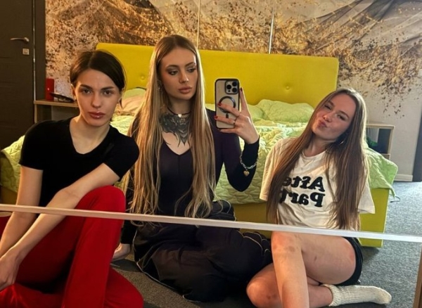 Каролина Салтыкова собрала в вип-доме свою "банду" Каролина Салтыкова собрала в вип-доме свою "банду"