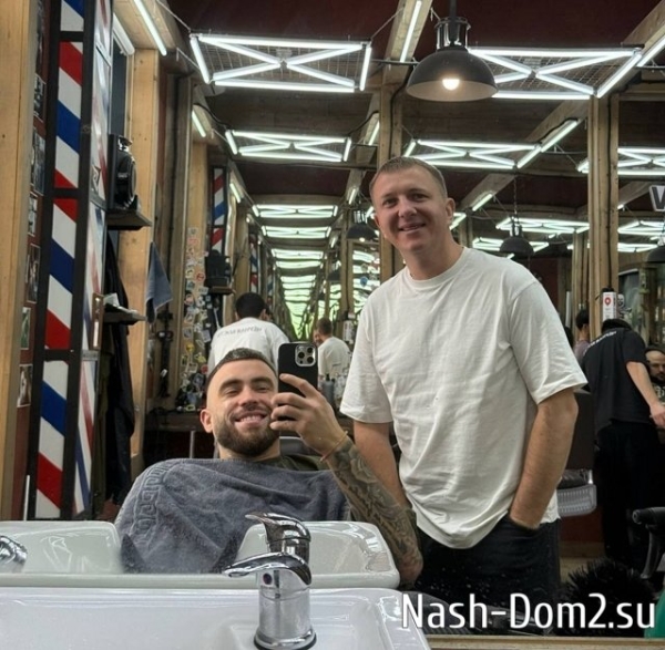 Игорь Григорьев отвёл в парикмахерскую Илью Яббарова Игорь Григорьев отвёл в парикмахерскую Илью Яббарова