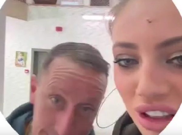 Артём Гавришов передал Альберту Граковичу загадочный чёрный конверт Артём Гавришов передал Альберту Граковичу загадочный чёрный конверт