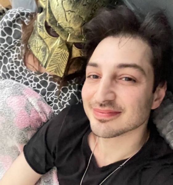 Иосиф Оганесян продолжает скрывать лицо своей девушки Иосиф Оганесян продолжает скрывать лицо своей девушки