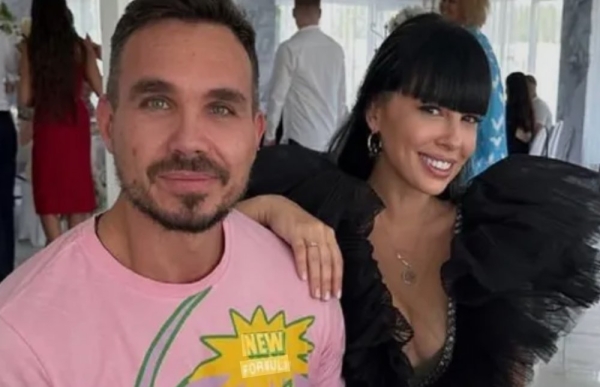 Муж Нелли Ермолаевой отдыхает с друзьями, пока она катается на сноуборде Муж Нелли Ермолаевой отдыхает с друзьями, пока она катается на сноуборде