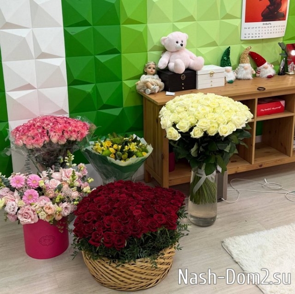 Поклонник Элины Рахимовой продолжает радовать её цветами Поклонник Элины Рахимовой продолжает радовать её цветами