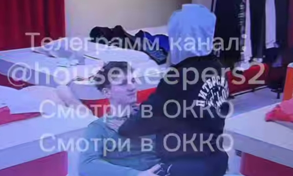 Ксения Карпова запрыгнула на Женю Сидорова, причинив Альберту Граковичу боль Ксения Карпова запрыгнула на Женю Сидорова, причинив Альберту Граковичу боль