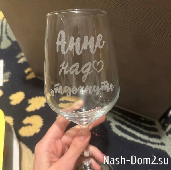 Фанатки Евстроповой одаривают подарками её дочь Анджелину Фанатки Евстроповой одаривают подарками её дочь Анджелину