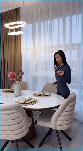 Элина Рахимова поздравила Кристину Бухынбалтэ с новосельем Элина Рахимова поздравила Кристину Бухынбалтэ с новосельем