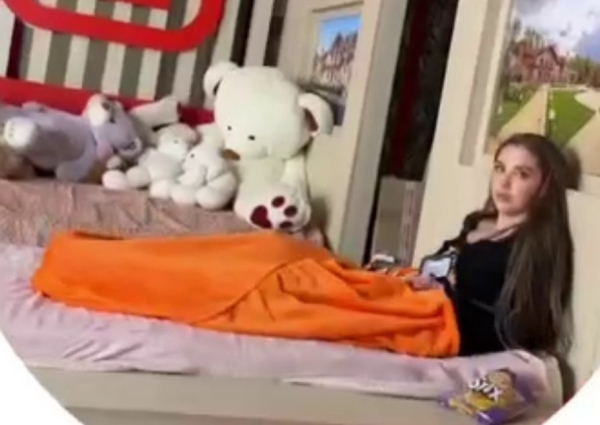 Елена Тепловодская и Катя Квашникова переехали в женскую спальню Елена Тепловодская и Катя Квашникова переехали в женскую спальню