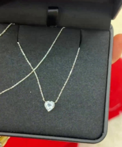 Элина Рахимова вместе с букетами получает от поклонников дорогие украшения Элина Рахимова вместе с букетами получает от поклонников дорогие украшения