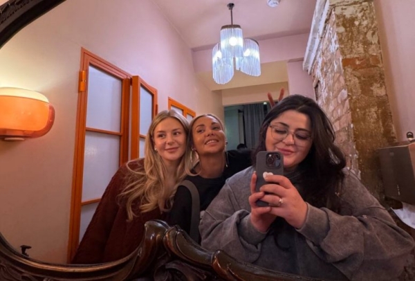 Илья Яббаров общается с Миланой Коломеец, пока Тепловодская развлекается с подругами Илья Яббаров общается с Миланой Коломеец, пока Тепловодская развлекается с подругами