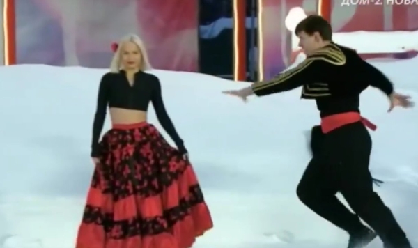 Степан Карпов снова залез в тарелку Элины Рахимовой Степан Карпов снова залез в тарелку Элины Рахимовой