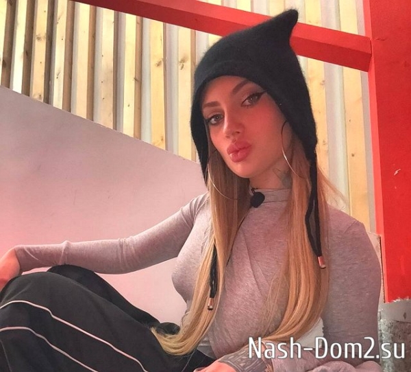 Ксения Карпова вернулась в комнату с рогами Ксения Карпова вернулась в комнату с рогами