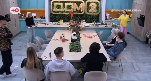 Степан Карпов снова залез в тарелку Элины Рахимовой Степан Карпов снова залез в тарелку Элины Рахимовой