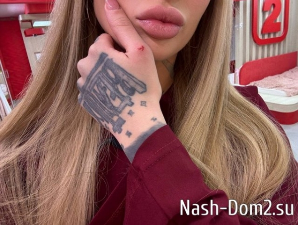 Ксения Карпова опять подралась с Вероникой Гракович Ксения Карпова опять подралась с Вероникой Гракович