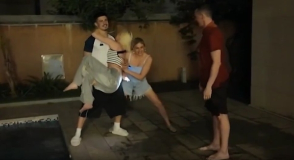 Элина Рахимова вместо благодарности увидела пятую точку Гуранды Элина Рахимова вместо благодарности увидела пятую точку Гуранды