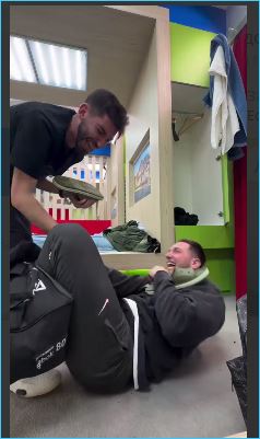 Клавдия Безверхова даже в праздник кормит парней, раз приехал её сын Роберт Клавдия Безверхова даже в праздник кормит парней, раз приехал её сын Роберт