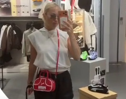 Никита Гуранда делает закупки перед возвращением в Москву из Китая Никита Гуранда делает закупки перед возвращением в Москву из Китая