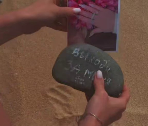 Элина Рахимова забросила в море камень с "предложением" Никиты Гуранды Элина Рахимова забросила в море камень с "предложением" Никиты Гуранды