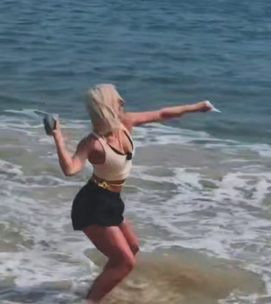 Элина Рахимова забросила в море камень с "предложением" Никиты Гуранды Элина Рахимова забросила в море камень с "предложением" Никиты Гуранды