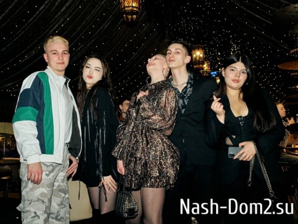 Артём Гавришов в печали из-за разлуки с возлюбленной Артём Гавришов в печали из-за разлуки с возлюбленной