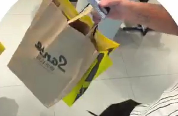 Никита Гуранда делает закупки перед возвращением в Москву из Китая Никита Гуранда делает закупки перед возвращением в Москву из Китая