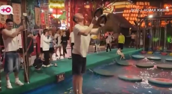 Альберт Гракович в Китае пробует всё, чего у него никогда в жизни не было Альберт Гракович в Китае пробует всё, чего у него никогда в жизни не было