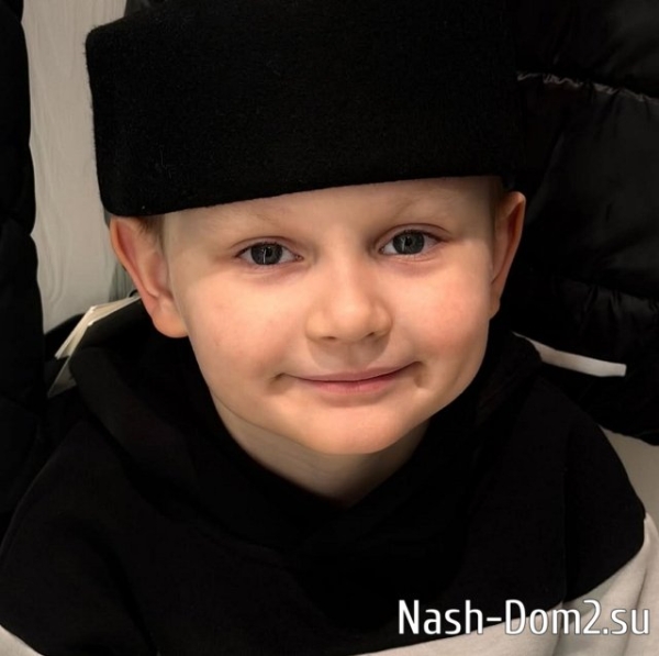 Алёна Савкина рада, что старший сын помогает ей по хозяйству Алёна Савкина рада, что старший сын помогает ей по хозяйству