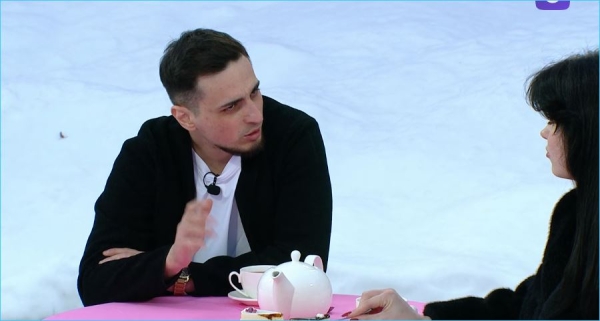 Руслан Асланов не исключает своих переписок с другими, находясь в отношениях с Кариной Руслан Асланов не исключает своих переписок с другими, находясь в отношениях с Кариной